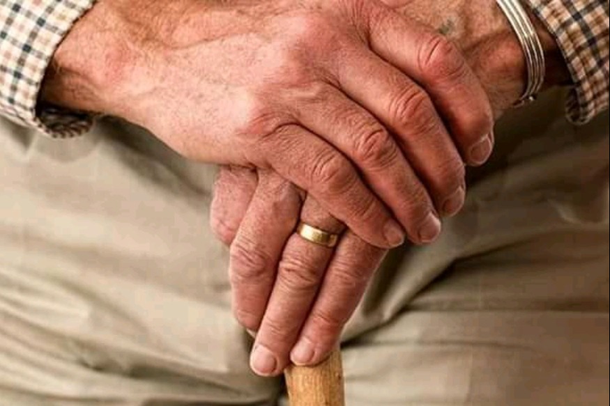 INSOLITE : Un octogénaire utilise un camion nacelle pour voir sa femme confinée en maison de retraite (photo)