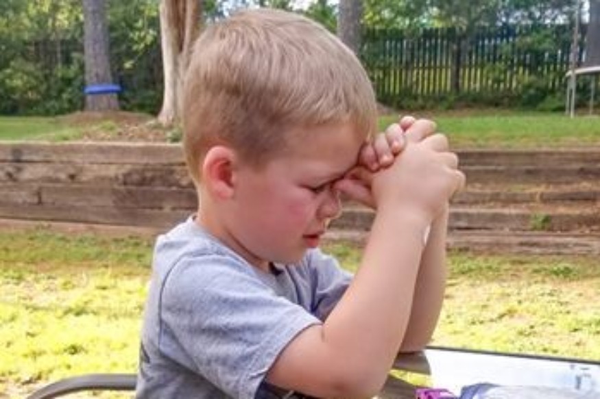 INSOLITE : Le petit garçon de 4 ans prie pour son grand-père atteint du Covid-19  (photo)