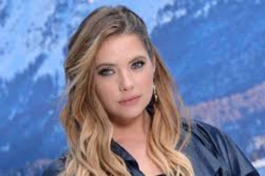 PEOPLE Ashley Benson : l’ex de Cara Delevingne topless et sexy sur Instagram