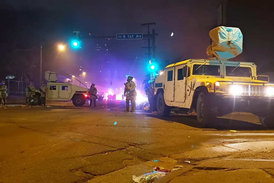 AMÉRIQUE : Un camion force son passage parmi des manifestants à Minneapolis prêts à lyncher le conducteur – vidéos