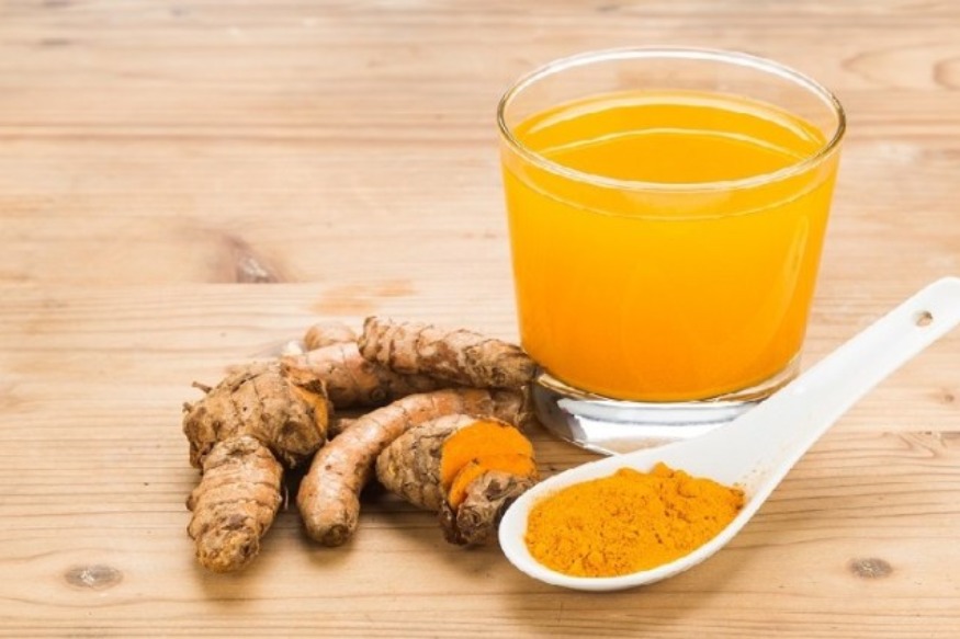 BIEN-ETRE Chaque matin pendant une semaine, elle boit de l’eau au curcuma : ce qui se passe dans son corps est formidable !