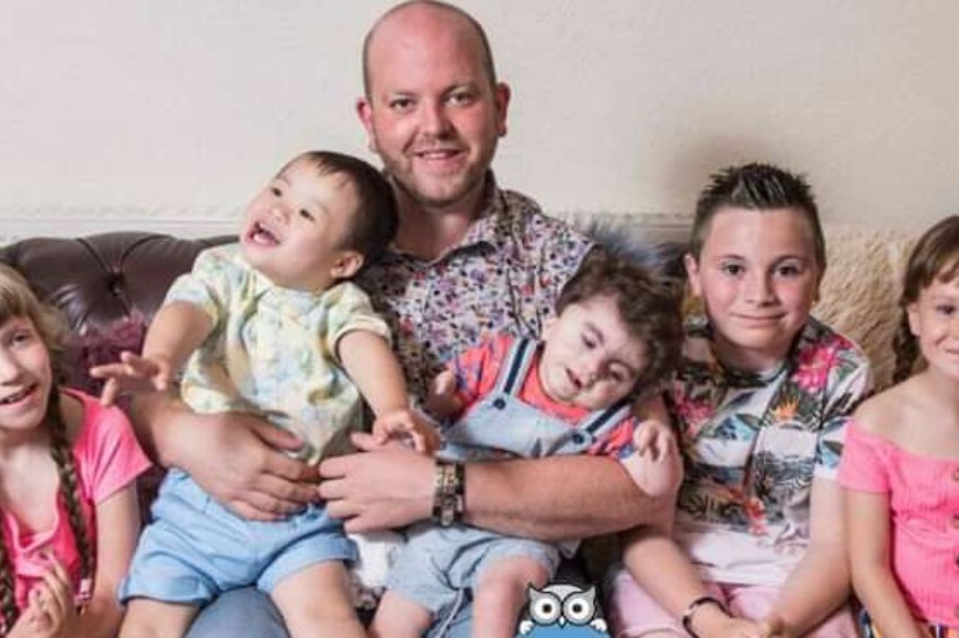 A LA UNE Un père célibataire adopte 5 enfants handicapés : «cela me procure un sentiment agréable»