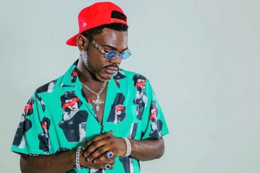 PEOPLE : Côte d’Ivoire  Ariel Sheney s’agenouille sur la tombe de Dj Arafat, ses fans «les chinois» en colère