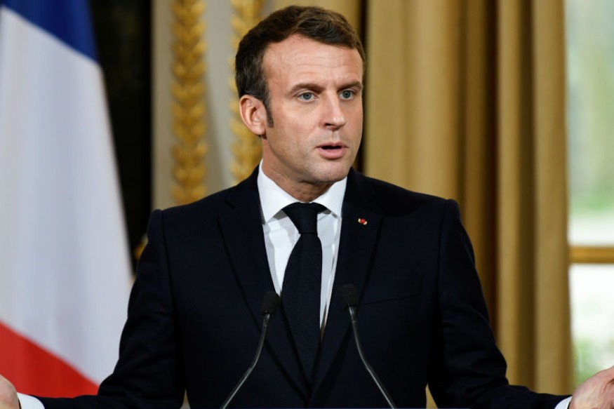 FOOTBALL : Emmanuel Macron fait mourir de rire les internautes en jouant au foot au poste d'attaquant