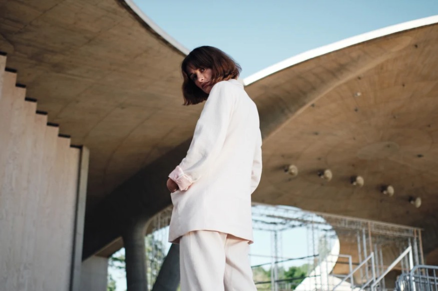 MUSIQUE : L'auteur-compositeur-interprète allemand Mogli embrasse la vulnérabilité pour se connecter avec ses fans