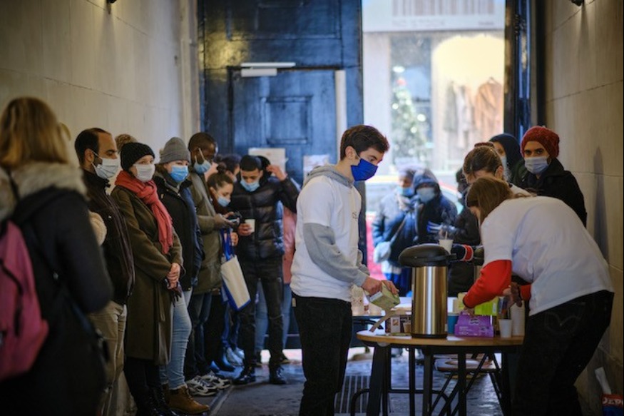 Soutien au moral et colis : avec les associations qui aident les étudiants précaires