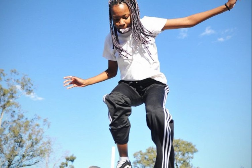 Les femmes derrière la scène du skateboard en Afrique