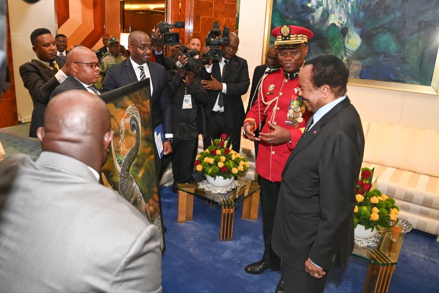 Cameroun -Gabon : Le Général de Brigade Brice Clotaire Oligui Nguema le président  de la  transition a été  par Paul Biya au palais de l'Unité.
