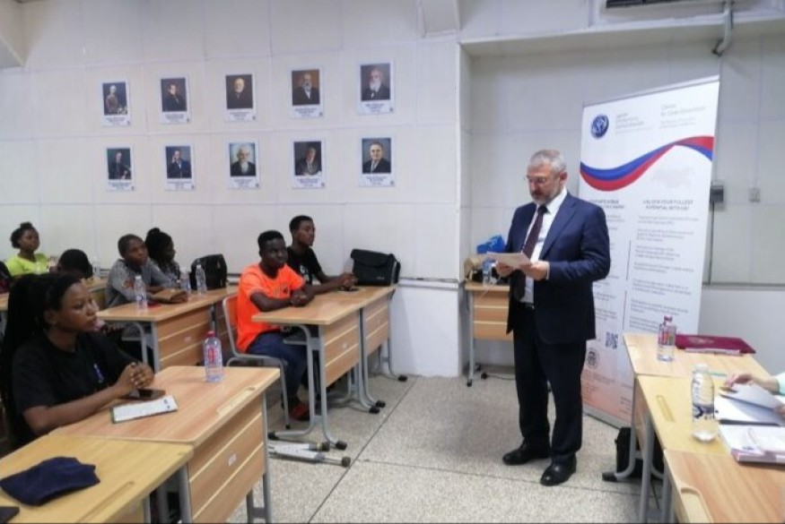 LE SCOOP : Les cours de russe gratuits de Poutine prennent leur envol en Afrique