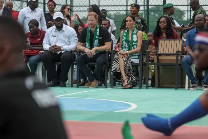 Harry et Meghan jouent au volley-ball lors de leur voyage au Nigeria