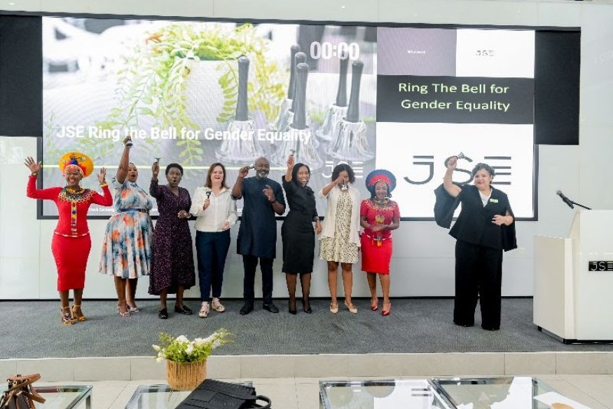 La JSE fait sonner la cloche pour défendre l'égalité des sexes à l'occasion de la Journée internationale des femmes