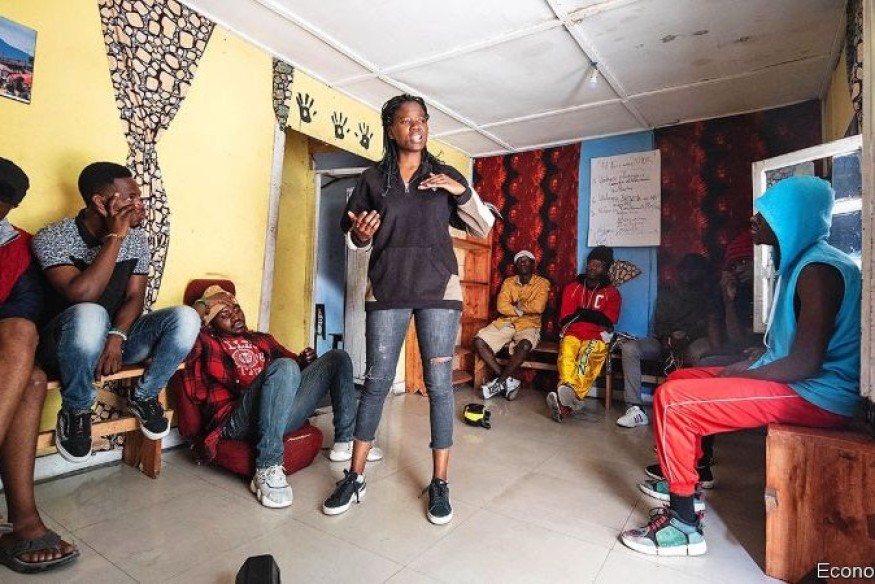 Les femmes congolaises utilisent la poésie slam pour faire entendre leur voix au milieu du conflit