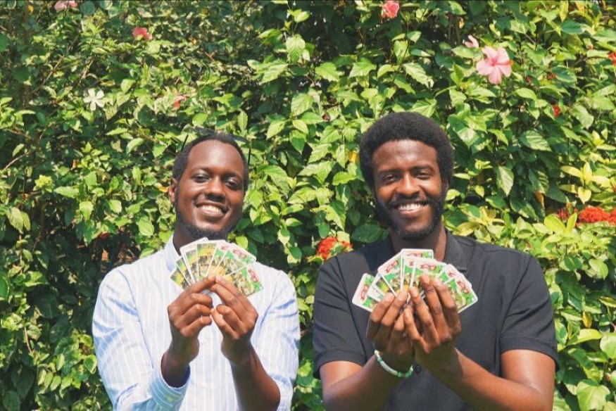 Un duo ougandais réinvente les jeux de cartes avec une touche culturelle