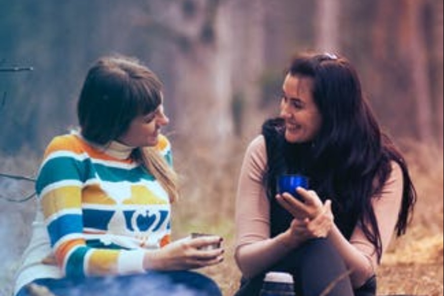 Les femmes sont-elles réellement plus bavardes que les hommes ?